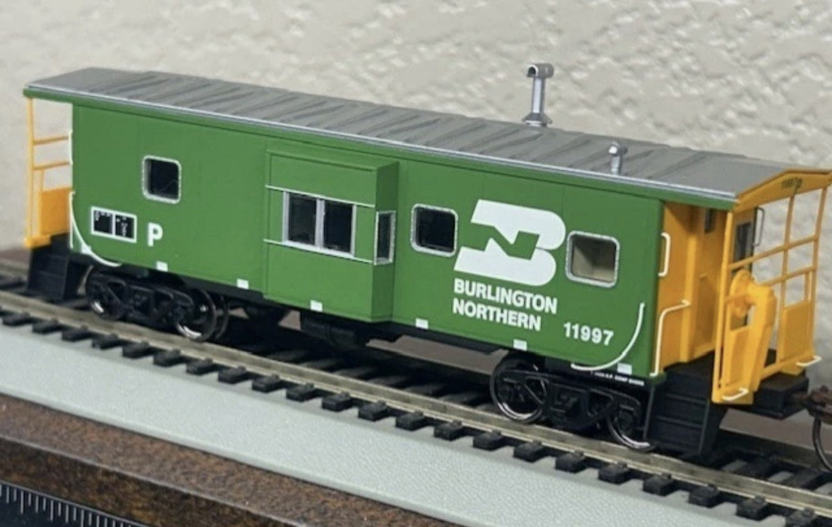BURLINGTON NORTHERN - BAY WINDOW CABOOSE - HO SCALE w/INTERIOR PLATINUM NEW